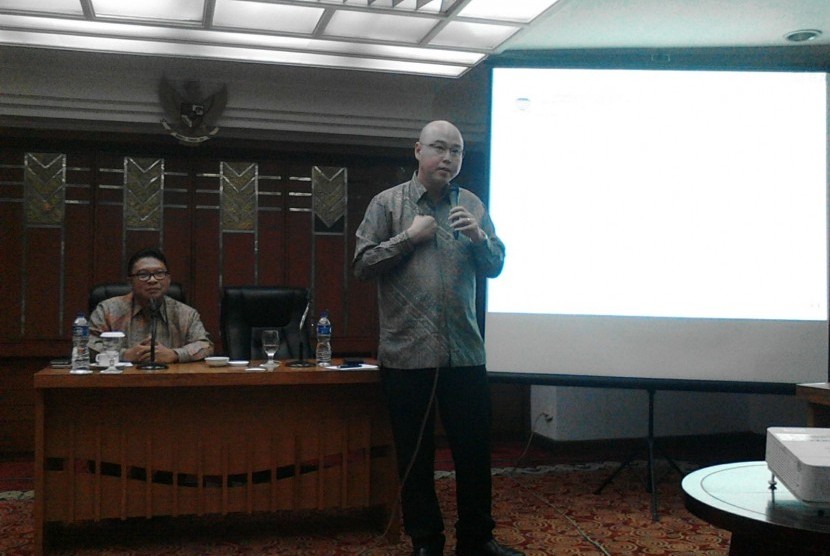 Direktur Eksekutif Summarecon Bandung Hindarko Hasan (kanan) memberikan penjelasan kepada wartawan tentang rencana pembangunan Bandung Technopolis di Hotel Homann Bandung, Senin (7/9).