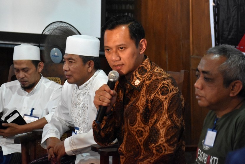 Direktur Eksekutif The Yudhoyono Institute Agus Harimurti Yudhoyono (kedua kanan)