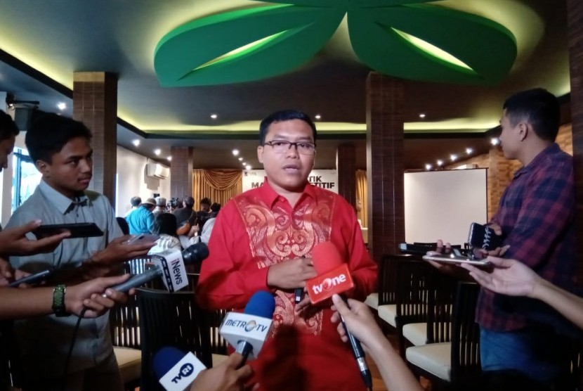 Direktur eksekutif Voxpol, Pangi Syarwi Chaniago memberikan penjelasan kepada wartawan di salah satu restoran di daerah Cikini, Menteng Jakarta Pusat, Selasa (9/4).