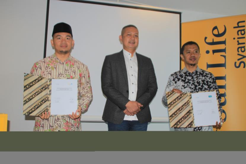 Direktur Eksekutif Wakaf Al Azhar, Ahmad Ahidin; Chief Sharia Business PT Sun Life Financial Indonesia, Norman Nugraha; dan Direktur Baitul Wakaf, Rama Wijaya (dari kii ke kanan), seusai menandatangani nota kesepahaman (MoU).