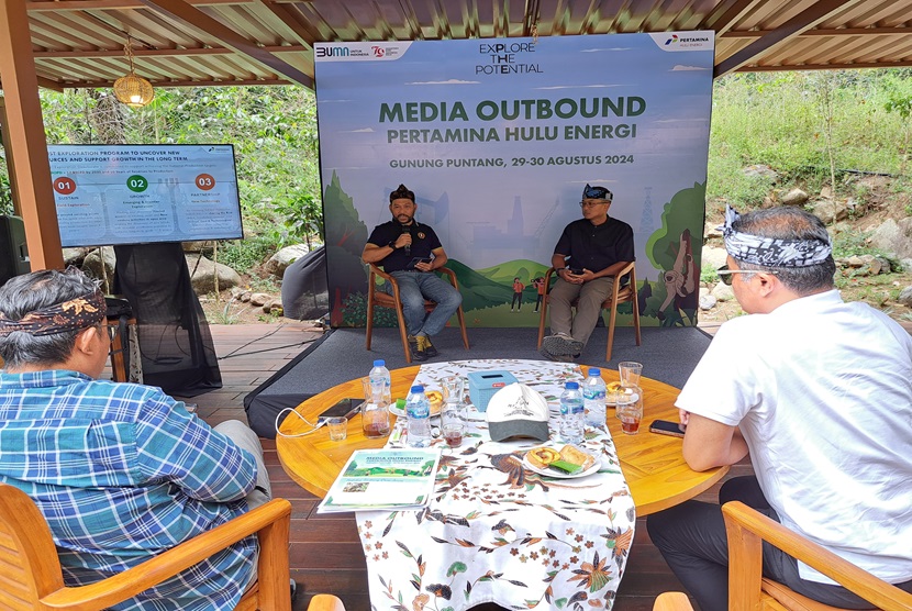 Direktur Eksplorasi PHE Muharram Jaya Panguriseng (kiri) dan Corporate Secretary Arya Dwi Paramita dalam acara Media Visit dan Outbound Subholding Upstream ke Mitra Binaan Zona 7 di kawasan Gunung Puntang, Bandung Selatan, Kamis (29/8/2024).