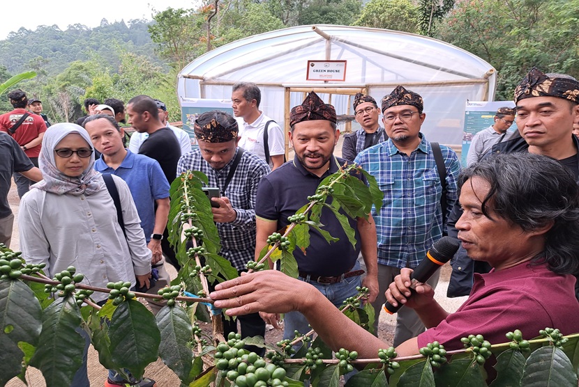 Direktur Eksplorasi PT Pertamina Hulu Energi (PHE) Muharram Jaya Panguriseng (tengah) saat mengunjungi petani kopi puntang binaan Pertamina