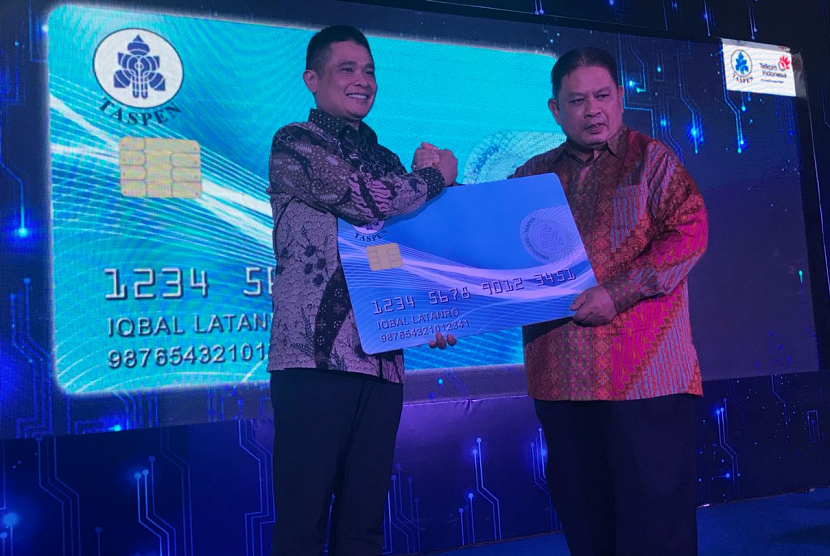 Direktur Enterprise & Business Service Telkom Dian Rachmawan (kiri) saat menyerahkan Taspen SmartCard kepada Direktur Utama Taspen Iqbal Latanro (kanan) di Bogor, Jumat (19/1).