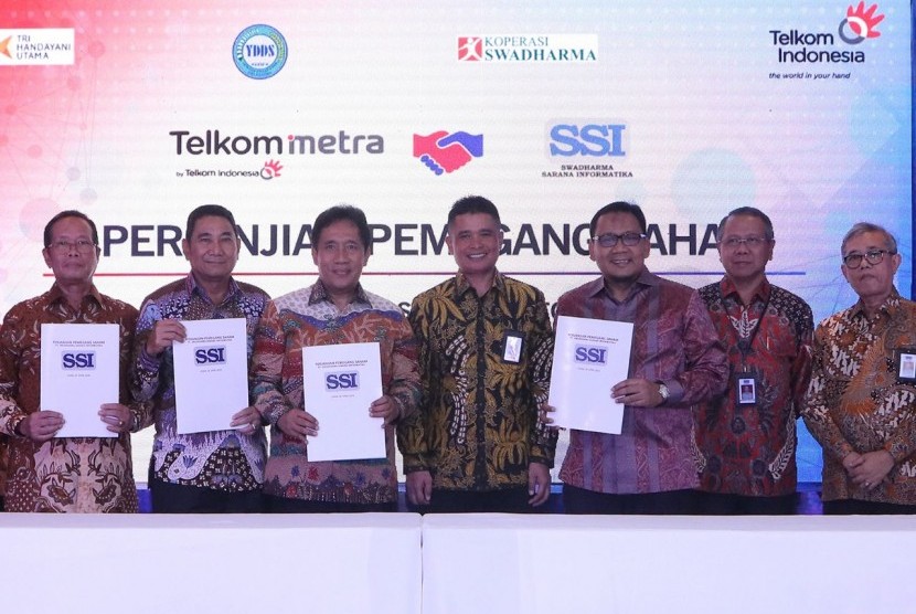 Direktur Enterprise & Business Service Telkom Dian Rachmawan (tengah) bersama Direktur Utama Telkom Metra Otong Iip (ketiga dari kanan), Ketua Yayasan Danar Dana Swadharma (YDDS) Tri Mulyo (paling kiri), Direktur Utama PT Tri Handayani Utama (THU) Edi Siswanto (kedua dari kiri), Ketua Koperasi Swadharma Andri Widoyono (ketiga dari kiri) usai penandatanganan akta jual beli saham PT Swadharma Sarana Informatika (SSI) di Jakarta (2/4).