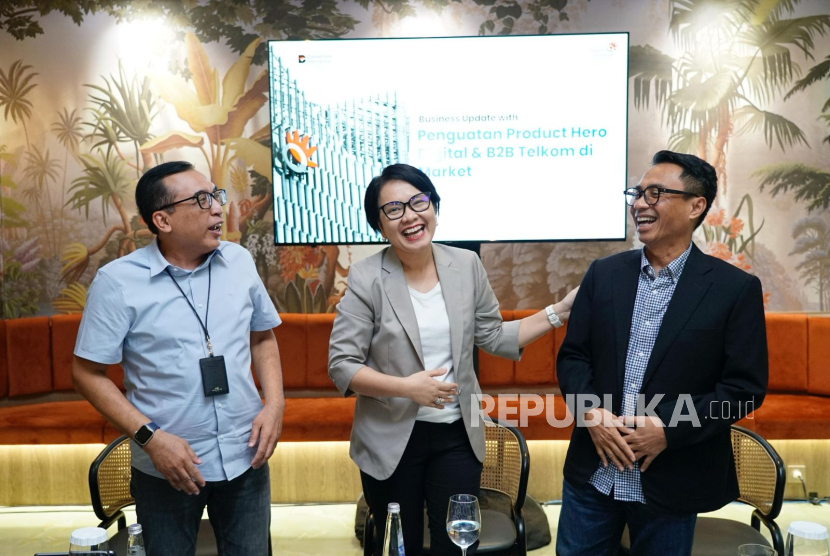 Direktur Enterprise & Business Service Telkom Veranita Yosephine (tengah), Direktur IT Digital Telkom Faizal R. Djoemadi (kanan), dan VP Corporate Communication Telkom Andri Herawan Sasoko (kiri) saat acara Business Update bersama para awak media di Jakarta, Kamis (14/8).