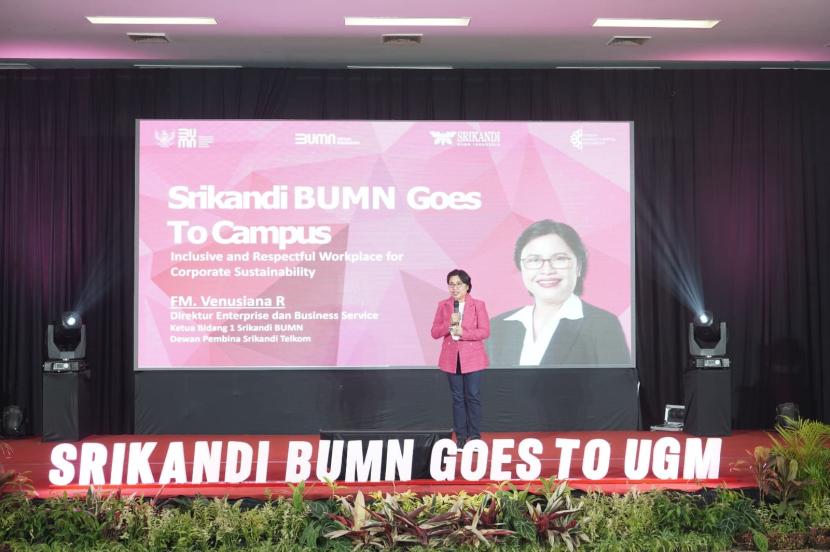 Direktur Enterprise & Business Telkom FM Venusiana R memberikan paparan dalam acara “Srikandi BUMN Goes to UGM” yang diselenggarakan oleh Srikandi BUMN bersama UGM di Yogyakarta, Rabu (16/8/2023).