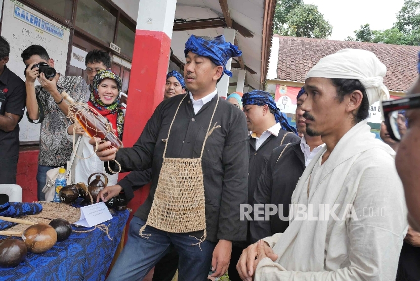 Direktur Enterprise dan Business Service PT Telkom Indonesia Muhammad Awaluddin (kedua dari kanan) membeli madu produksi UKM kampung Baduy disaksikan sesepuh Baduy Dalam Ayah Mursid (kanan) di Kampung Ciboleger Kenekes, Kab Lebak, Banten, Jumat (19/8)