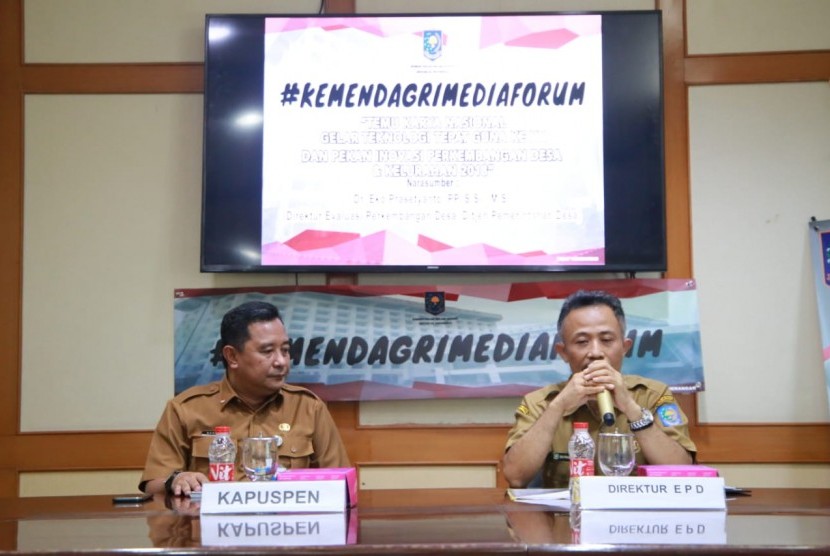 Direktur Evaluasi Perkembangan Desa, Eko Prasetyanto (kanan) dan Kapuspen Kemendagri, Bahtiar (kiri) di Jakarta, Senin (15/10).