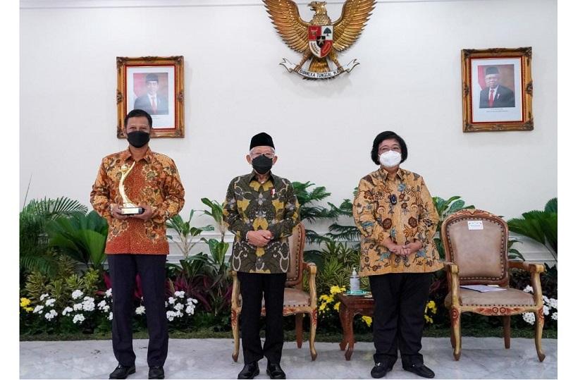 Direktur External PT Adaro Indonesia, Priyadi (kiri ke kanan) berfoto bersama Wakil Presiden RI Maruf Amin, Menteri Lingkungan Hidup dan Kehutanan Siti Nurbaya Bakar.