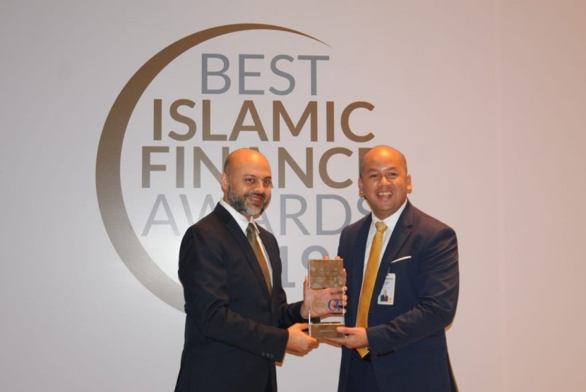 Direktur Finance Strategy & Treasury Mandiri Syariah Ade Cahyo Nugroho menerima penghargaan dari Publisher & CEO Alpha Southeast Asia Siddiq Bazarwala di Kuala Lumpur, Kamis (26/9). Mandiri Syariah menerima penghargaan Best Islamic Finance Retail Bank dan Best FX Bank for Corporate Islamic Treasury dari Alpha Southeast Asia, media yang berbasis di Hong Kong.