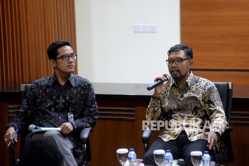 Direktur Sosialisasi dan Kampanye Anti-Korupsi Komisi Pemberantasan Korupsi (KPK) Giri Suprapdiono(kanan) berharap, Presiden Joko Widodo dapat membantu penyelesaian polemik yang terjadi.