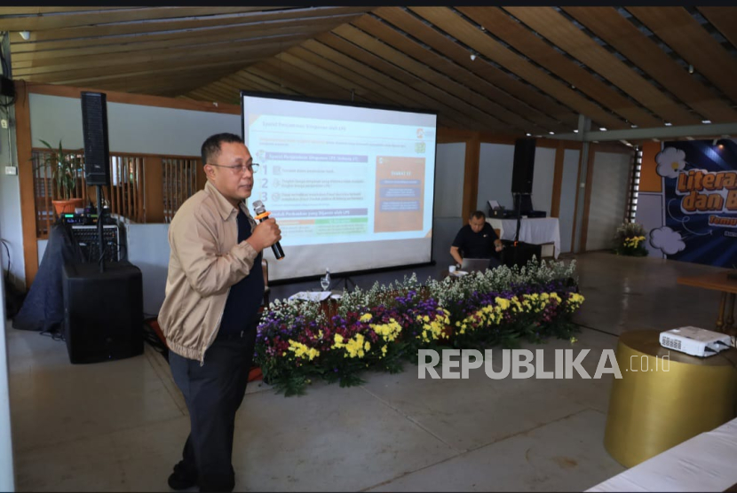 Direktur Group Pemeriksaan Asuransi LPS, Dhanang Hartanto, di acara Literasi Menabung dan Berasuransi di Kota Bandung 