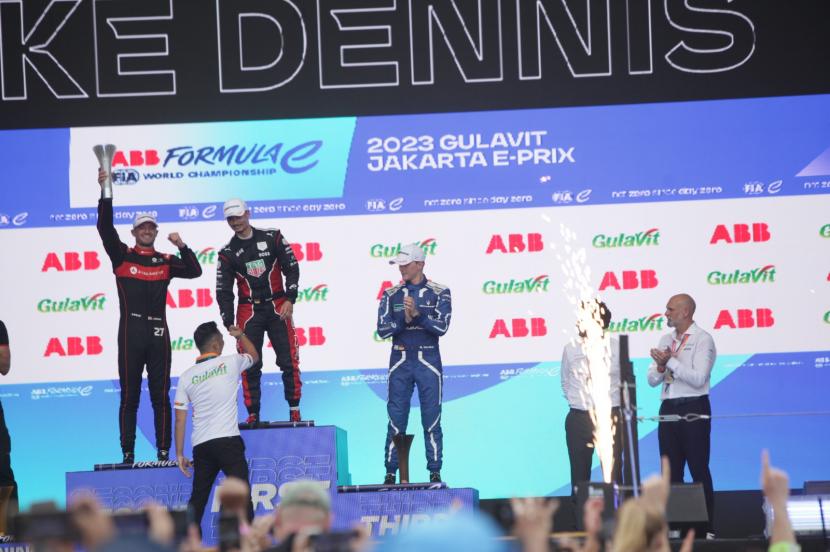 Direktur GulaVit Randy Suparman memberikan selamat kepada para peraih podium Formula E 2023 Seri Jakarta.