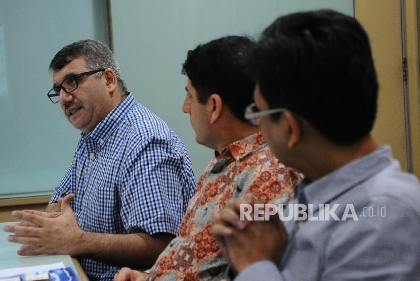 Direktur Gullen Institut Ali Unsal, Perwakilan Majalah Mata Air Cumhur, Direktur Penerbit Republika Arys Hilman berbicara saat mengunjungi kantor Harian Republika di Jakarta, Kamis (4\8)