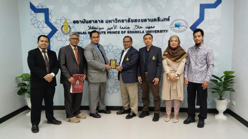 Direktur Halal Center Unida Gontor Eko Nur Cahyo bersama rombongan mengunjungi Prince Songkhla University di Thailand