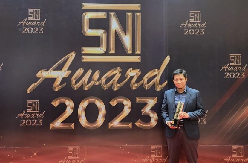Direktur HCM & Strategy Telkom Akses, Nizar menerima penghargaan Standar Nasional Indonesia (SNI) Award 2023 dengan berhasil menerima peringkat “Gold” untuk Telkom Akses yang diselenggarakan oleh Badan Standardisasi Nasional (BPN) di Jakarta Convention Center beberapa waktu lalu.