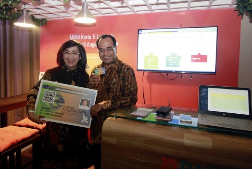 Direktur Hubungan Kelembagaan BNI Adi Sulistyowati (Kiri) bersama dengan Menteri Perhubungan RI Budi Karya Sumardi (Kanan) pada Acara Malam Apresiasi Penyelenggaraan Angkutan Lebaran Tahun 2018/1439 Hijriah di Jakarta, Jumat (6 Juli 2018). Pada kesempatan yang sama, BNI mensosialisasikan Kartu e-Logbook Pengemudi AKAP yang telah memiliki fitur BNI TapCash dan BNI Debit Virtual Account di dalamnya. Selain berguna sebagai identitas pengemudi, kartu tersebut memberikan manfaat transaksi cashless.