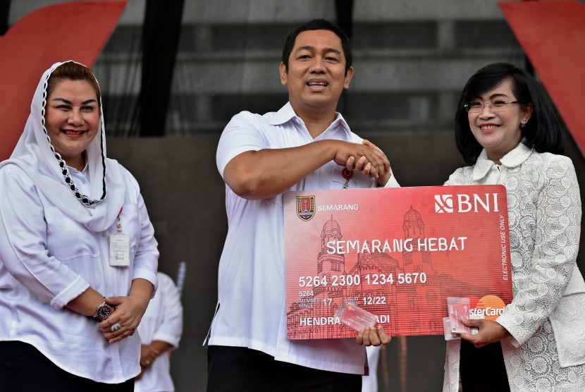 Wali Kota Semarang Hendrar Prihadi (tengah) bersama Wakil Wali Kota Semarang Hevearita Gunaryanti (kiri).