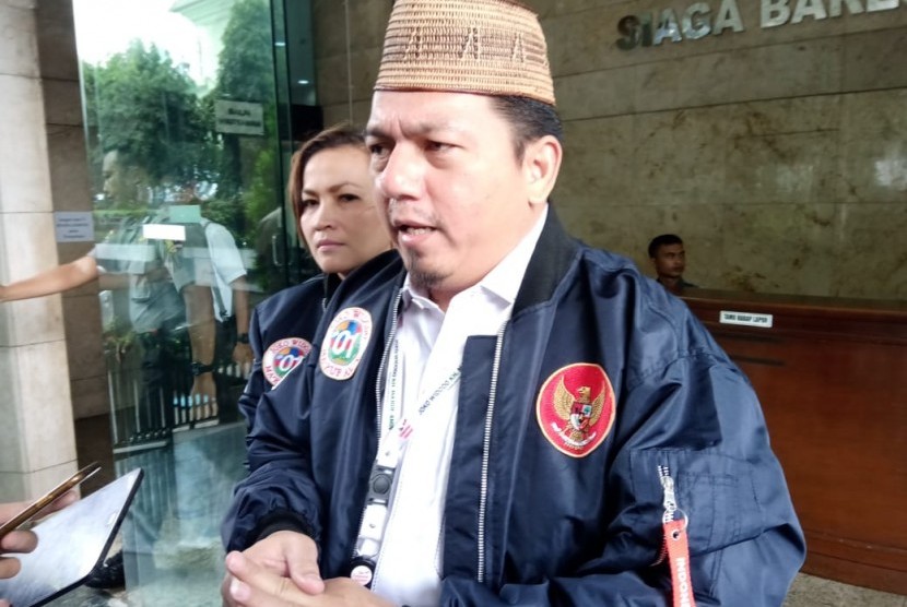 Direktur Hukum dan Advokasi TKN, Ade Irfan Pulungan melaporkan video dan rekaman hoaks ke Bareskrim Polri, Jakarta Pusat, Rabu (6/3).