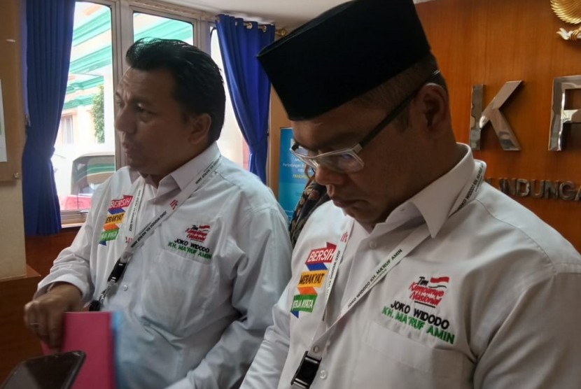 Direktur Hukum dan Advokasi TKN Joko Widodo-Ma'ruf Amin melaporkan video viral Pramuka menerikaan 2019 Ganti Presiden dan kejadian di SMA 87 DKI Jakarta ke KPAI, Jakarta Pusat, Kamis (18/10).