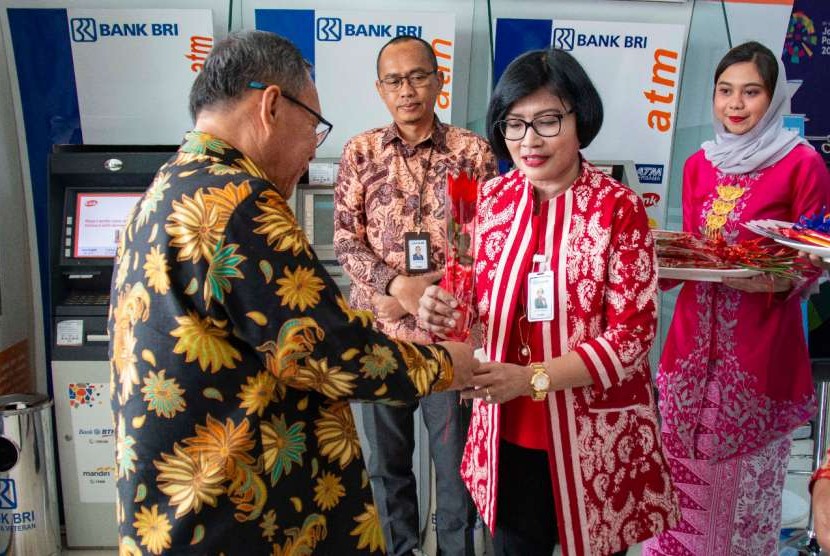 Direktur Human Capital BRI R Sophia Alizsa yang turut mendatangi Kantor Cabang BRI Veteran di Jakarta Pusat.