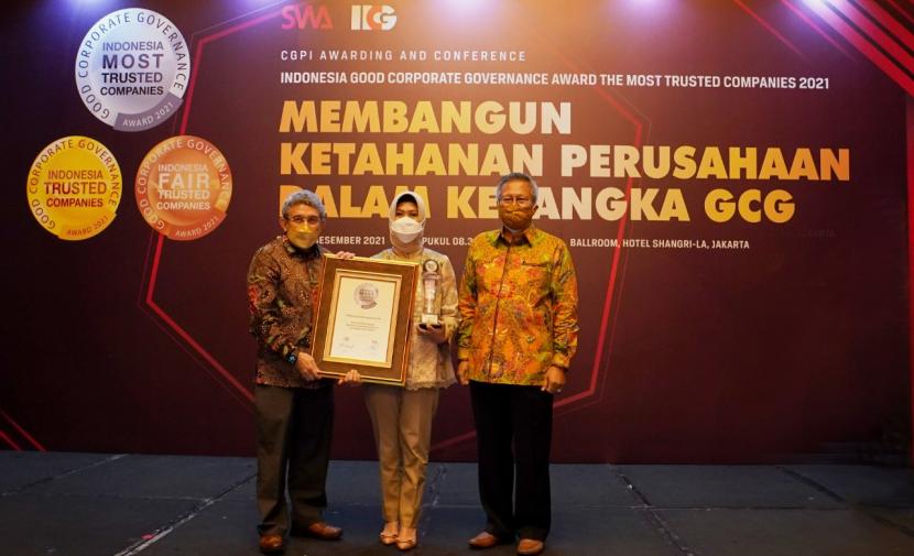 Direktur Human Capital & Compliance PT Bank Syariah Indonesia Tbk (BSI), Tribuana Tunggadewi (tengah) saat mewakili BSI untuk menerima penghargaan “INDONESIA MOST TRUSTED COMPANIES” dalam acara Corporate Governance Perception Index (CGPI) Award 2021 yang mengambil tema Membangun Ketahanan Perusahaan Dalam Kerangka GCG di Jakarta, Rabu (8/12).