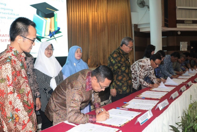 Direktur Human Capital Management (HCM) PLN Muhamad Ali (kedua dari kiri) didampingi GM Pusdiklat PLN Badrul Musthafa (paling kiri, depan) menandatangani perjanjian kerja sama dengan 46 perguruan tinggi saat peluncuran Program Magang Mahasiswa Bersertifikat (PMMB) Batch II Tahun 2019 di Graha PLN Pusdiklat, Jakarta, Selasa (10/09/2019). Sebanyak 260 mahasiswa mengikuti program tersebut. 