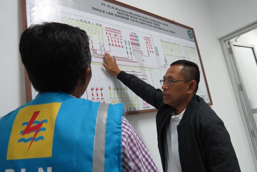 Direktur Human Capital Management PT Perusahaan Listrik Negara (PLN) Muhamad Ali (kanan) mendengarkan penjelasan dari petugas Gardu Induk (GI) Kefamenanu, Desa Nailola, Kecamatan Bikomi Selatan, Kabupaten Timor Tengah Utara, Selasa (15/8) malam.