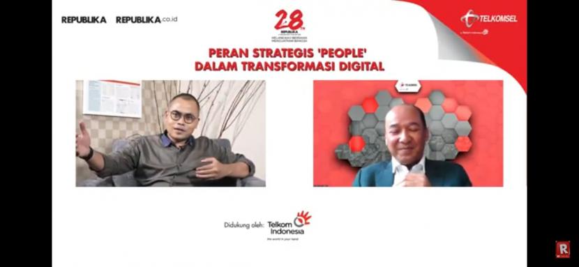 Direktur Human Capital Management Telkomsel R Muharam Purbawamukti  (kanan) dalam Diskusi Virtual 