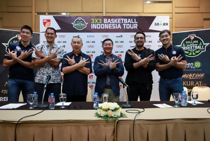 Ketua Umum PP Perbasi Danny Kosasih (ketiga kiri) dalam konferensi pers IBL Gojek 3x3 di Hotel Santika Jakarta, Senin (9/7).