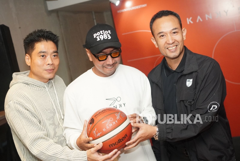 Direktur IBL Junas Miradiarsyah (kanan) bersama pendiri Kanky Alfonsus Ivan Kurniadi dan Direktur Kreatif Kanky Rico Lubis (tengah) dalam konferensi pers kerja sama IBL dengan Kanky.