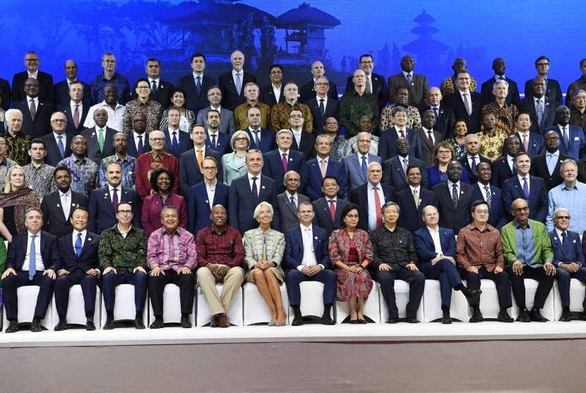 Direktur IMF Christine Lagarde (keenam kiri bawah) dan Menteri Keuangan Sri Mulyani Indrawati (keenam kanan bawah) bersama gubernur bank sentral dari 189 negara mengikuti sesi foto bersama dalam rangkaian Pertemuan Tahunan IMF - World Bank Group 2018 di Nusa Dua, Bali, Sabtu (13/10). 