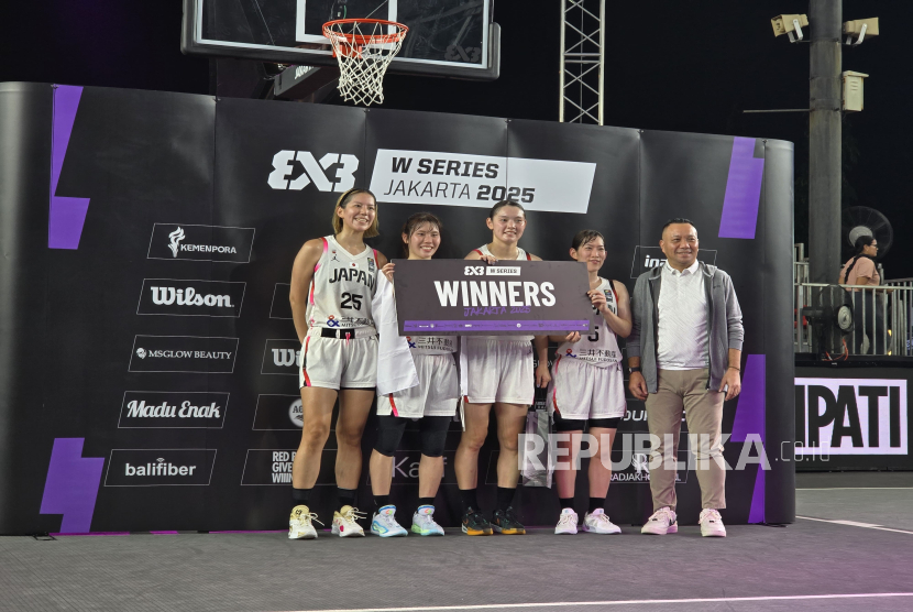 Direktur Inaspro Ferry Kono (kanan) berfoto bersama tim Jepang yang menjuarai Women’s Series di Inaspro 3x3 Jakarta 2025, Jumat (25/7/2025).