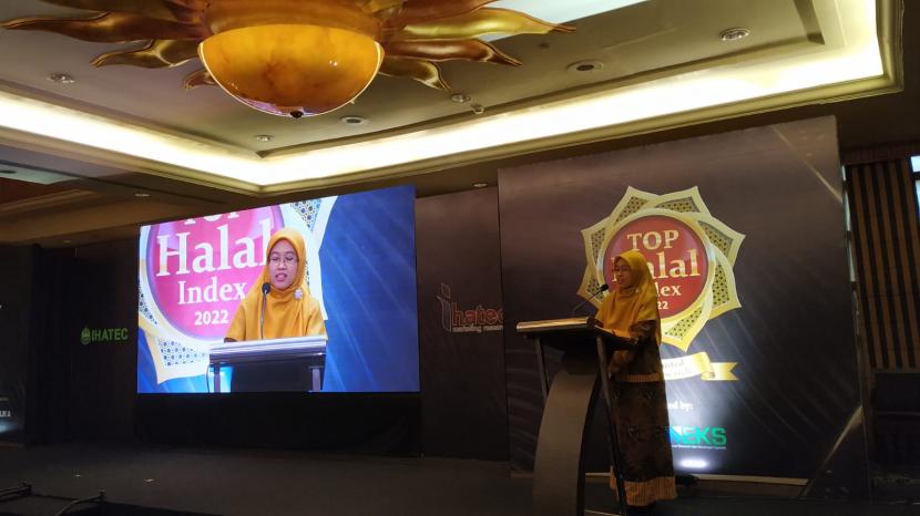 Direktur Indonesia Halal Training & Education Center (IHATEC) Evrin Lutfika menyampaikan sambutan kegiatan penganugerahan TOP HALAL AWARD 2022, Rabu (9/11). Penghargaan ini diberikan kepada merek-merek halal yang meraih posisi teratas menurut milenial Indonesia.
