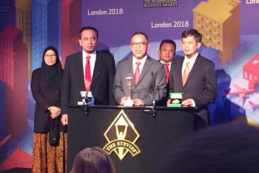 Direktur Infrastruktur dan Teknologi Dilo Seno Widagdo seusai menerima penghargaan dari Stevie Awards di London, kemarin. Stevie Awards adalah serangkaian acara pemberian penghargaan bisnis yang diberikan setiap tahun oleh organisasi American Business Awards.