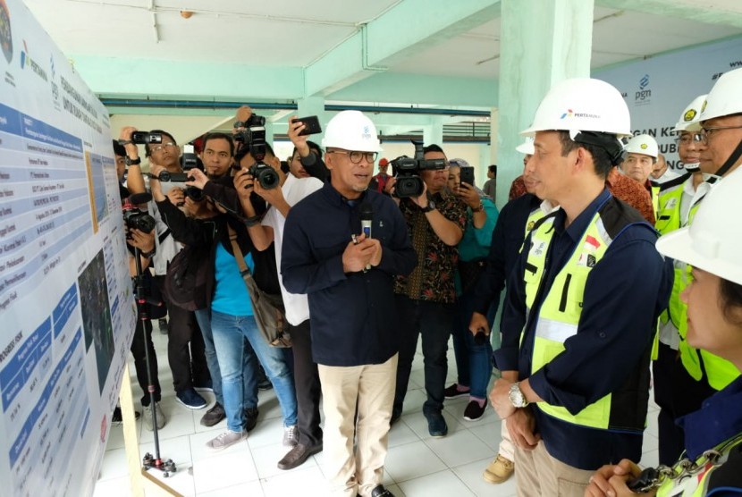 Direktur Infrastruktur dan Teknologi PT PGN Tbk Dilo Seno Widagdo saat menjelaskan Proyek Jaringan Gas Rumah Tangga (Jargas) di Tarakan, Kalimantan Utara kepada Wakil Menteri Energi dan Sumber Daya Mineral Archandra Tahar, Rabu (14/11/2018). Dilo menyampaikan jargas di Tarakan akan mengaliri 4.695 sambungan rumah tangga.