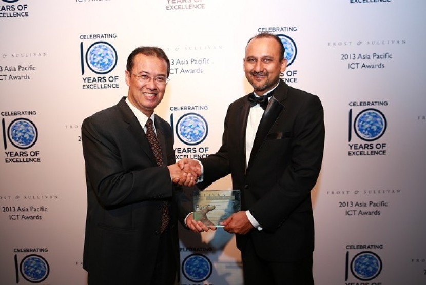 Direktur Innovation and Strategic Portfolio Telkom Indra Utoyo menerima penghargaan sebagai “The Best Service Provider of The Year” dari Mr. Kavan Mukhtyar, Partner of Frost & Sullivan, dalam sebuah acara khusus di St Regis, Singapura, Rabu (17/7)