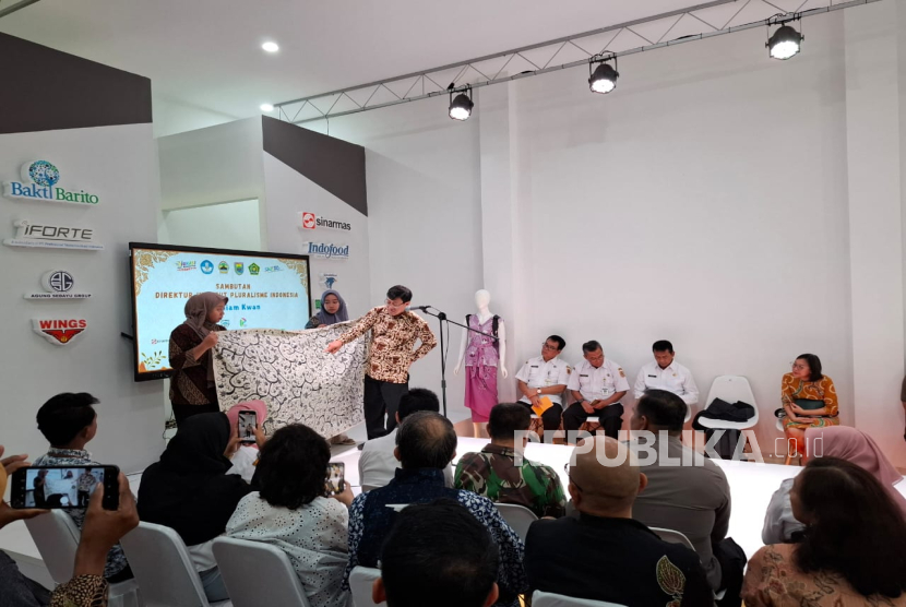 Direktur Institut Pluralisme Indonesia (IPI) William Kwan, memberikan penjelasan mengenai Batik Tulis Batang pada acara Gelar Inovasi Batik Batang: Yang Muda Saatnya Berkarya di SMKN 1 Warungasem, Batang, Jawa Tengah, Rabu (26/2/2025). 