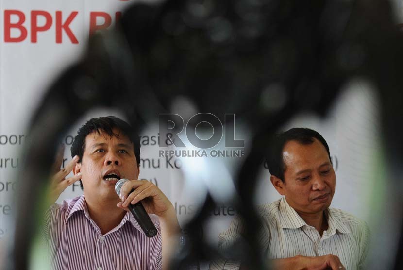 Direktur Investigasi dan Advokasi FITRA Uchok Sky Khadafi (kiri), Direktur Indonesia Publik Institute Karyono Wibowo (kanan) berbicara dalam diskusi publik di Jakarta, Jumat (19/9).(Republika/ Tahta Aidilla)