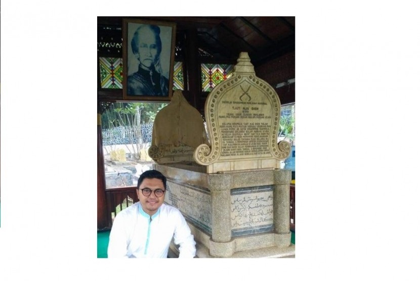 Direktur Islam Nusantara Center, A Ginanjar Sya'ban di samping makam Cut Nyak Dien, Sumedang