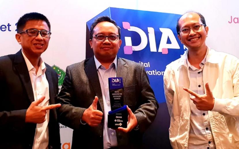 Direktur IT dan Digital PT Bank Tabungan Negara (Persero) Tbk. Andi Nirwoto (tengah) mengangkat piala penghargaan Digital Innovation Awards (DIA) 2022 di Jakarta, pekan lalu.