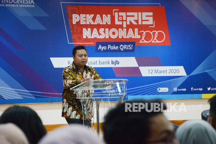 Direktur IT dan Treasury Bank BJB Rio Lanasier menyampaikan sambutan saat pembukaan Pekan Quick Response Code Indonesia Standard (QRIS) Nasional 2020, di gedung Bank BJB, Jalan Naripan, Kota Bandung, Kamis (12/3).(Republika/Edi Yusuf)