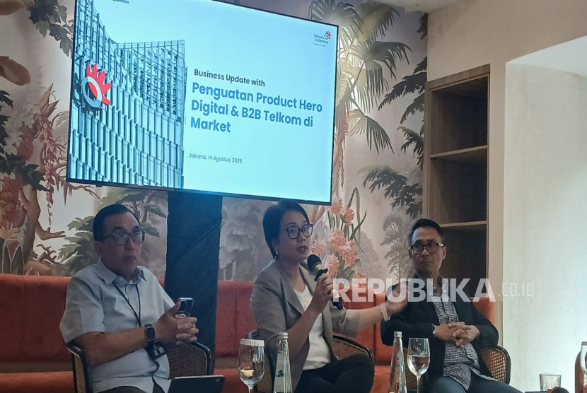 Direktur IT Digital Telkom Faizal Rochmad Djoemadi (kanan), Direktur Enterprise & Business Service Telkom Veranita Yosephine (tengah), dan VP Corporate Communication Telkom Andri Herawan Sasoko (kiri) dalam business update terkait 