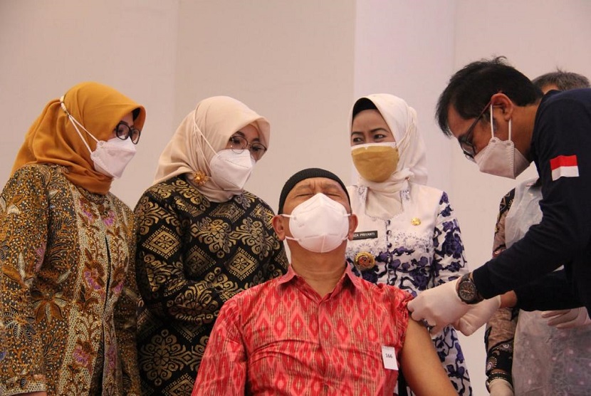 Direktur Jaminan Pelayanan Kesehatan (Dirjampelkes) BPJS Kesehatan, Lily Kresnowati menghadiri kegiatan launching pemberian vaksinasi Covid-19 kepada kelompok rentan di Islamic Center Brebes, Jumat (27/8). 