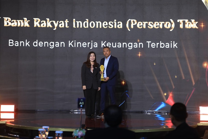 Direktur Jaringan dan Layanan BRI, Andrijanto yang hadir menerima 3 (tiga) penghargaan sekaligus pada ajang detikcom Awards 2023 yang diselenggarakan di Jakarta (21/9). 