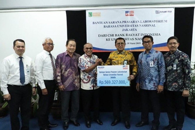 Direktur Jaringan dan Layanan PT. BRI (persero) Tbk., Osbal Saragi, serahkan laboratorium bahasa ini kepada Rektor UNAS, Dr. El Amry Bermawi Putera, M.A sebagai program CSR dan penguatan kerjasama.