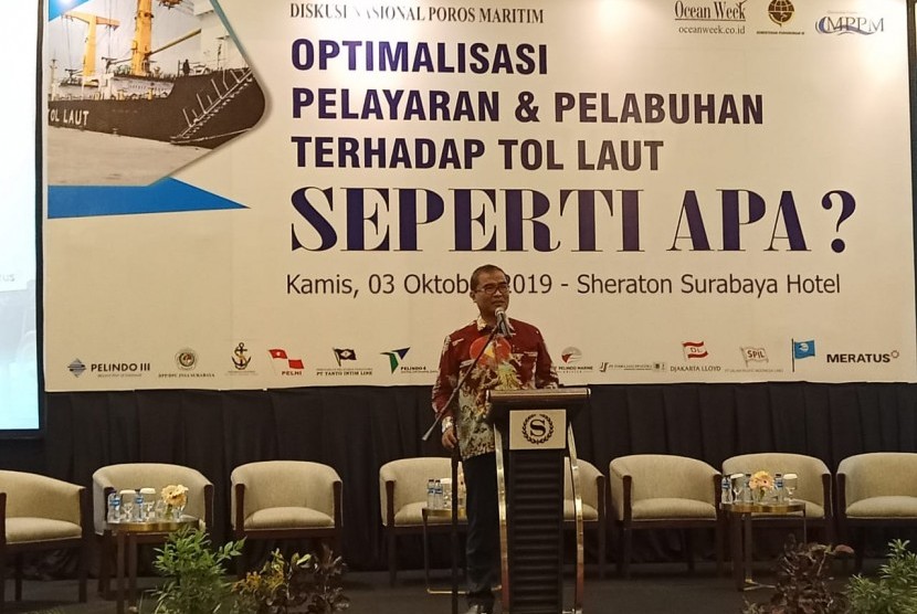 Direktur Jendeal Perhubungan Laut R Agus Purnomo saat menjadi keynote speaker dalam acara Diskusi Nasional Poros Maritim dengan Tema ”Optimalisasi Pelayaran & Pelabuhan Terhadap Tol Laut, Seperti Apa?” di Surabaya, Jawa Timur, 