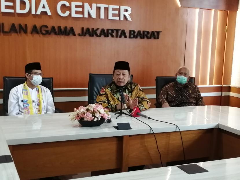 Direktur Jenderal Badan Peradilan Agama Mahkamah Agung, Aco Nur (tengah) di media center Pengadilan Agama Jakarta Barat, Jumat (28/8).