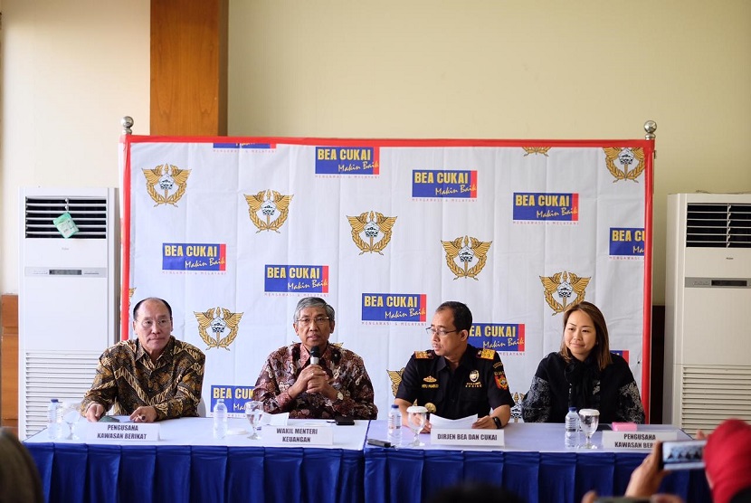 Direktur Jenderal Bea Cukai Heru Pambudi (kedua dari kiri) dan Wakil Menteri Keuangan Mardiasmo dalam konferensi pers di Jakarta, Selasa (27/11).