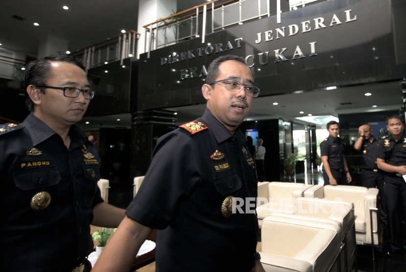 Direktur Jenderal Bea Cukai, Heru Pambudi memberikan keterangan pers terkait pemeriksaan yang dilakukan tim KPK di Kantor Bea Cukai Jakarta, Senin (6/3). 